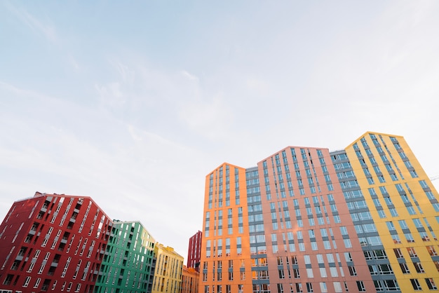 Quartier avec beaucoup de nouvelles maisons