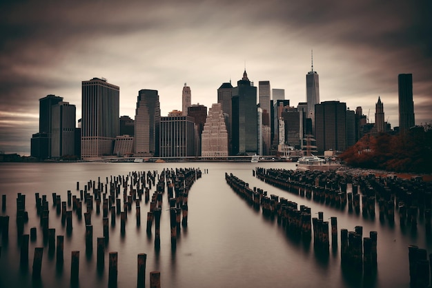 Quartier financier de Manhattan avec gratte-ciel et jetée abandonnée sur East River.