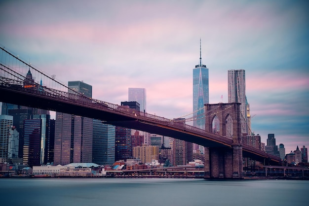 Quartier financier de Manhattan avec gratte-ciel et pont de Brooklyn.