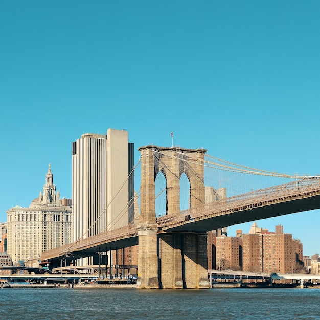 Quartier financier de Manhattan avec gratte-ciel et pont de Brooklyn.