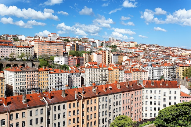 Quartier de Lyon coloré en été, France