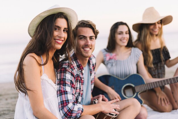 Quatre amis ayant une fête de plage