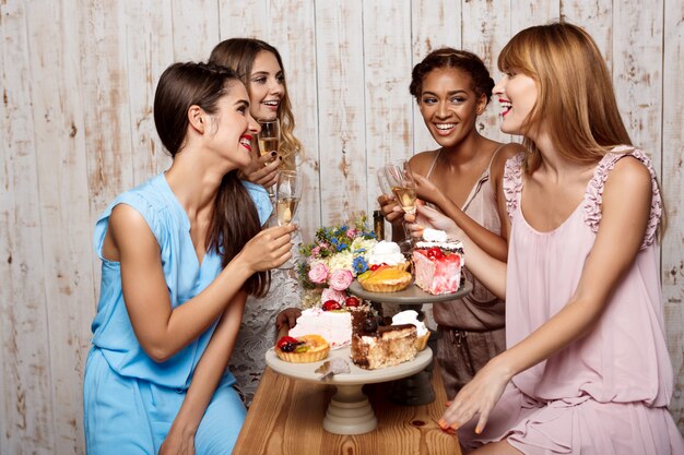 Quatre belles filles se reposant à la fête.