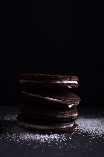 Quatre biscuits au chocolat rempli de crème