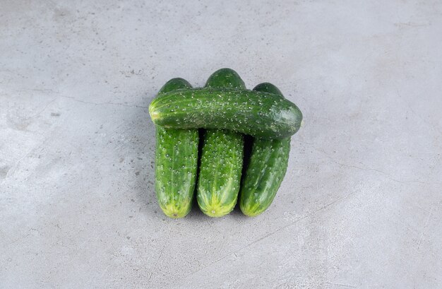 Quatre concombres frais isolés sur fond gris. photo de haute qualité