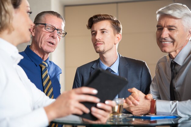 Quatre personnes d&#39;affaires Utilisation Tablet Cafe