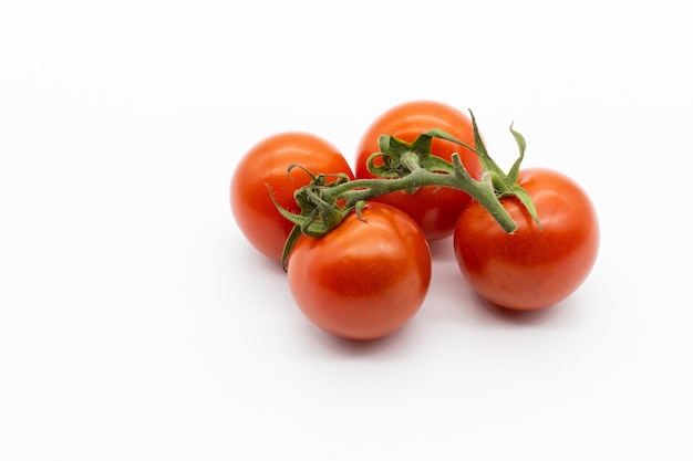 Quatre tomates cerises isolées