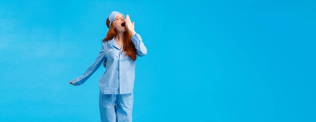 Photo gratuite quel merveilleux matin studio vertical pleine longueur tourné le bâillement jolie fille rousse caucasienne dans le sommeil