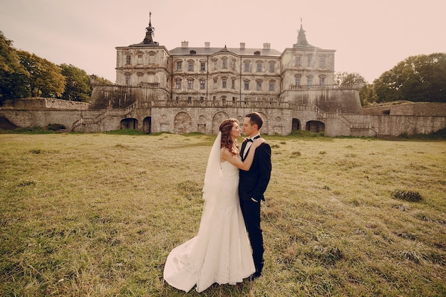 quelques Just-marié avec ancien château dans la distance