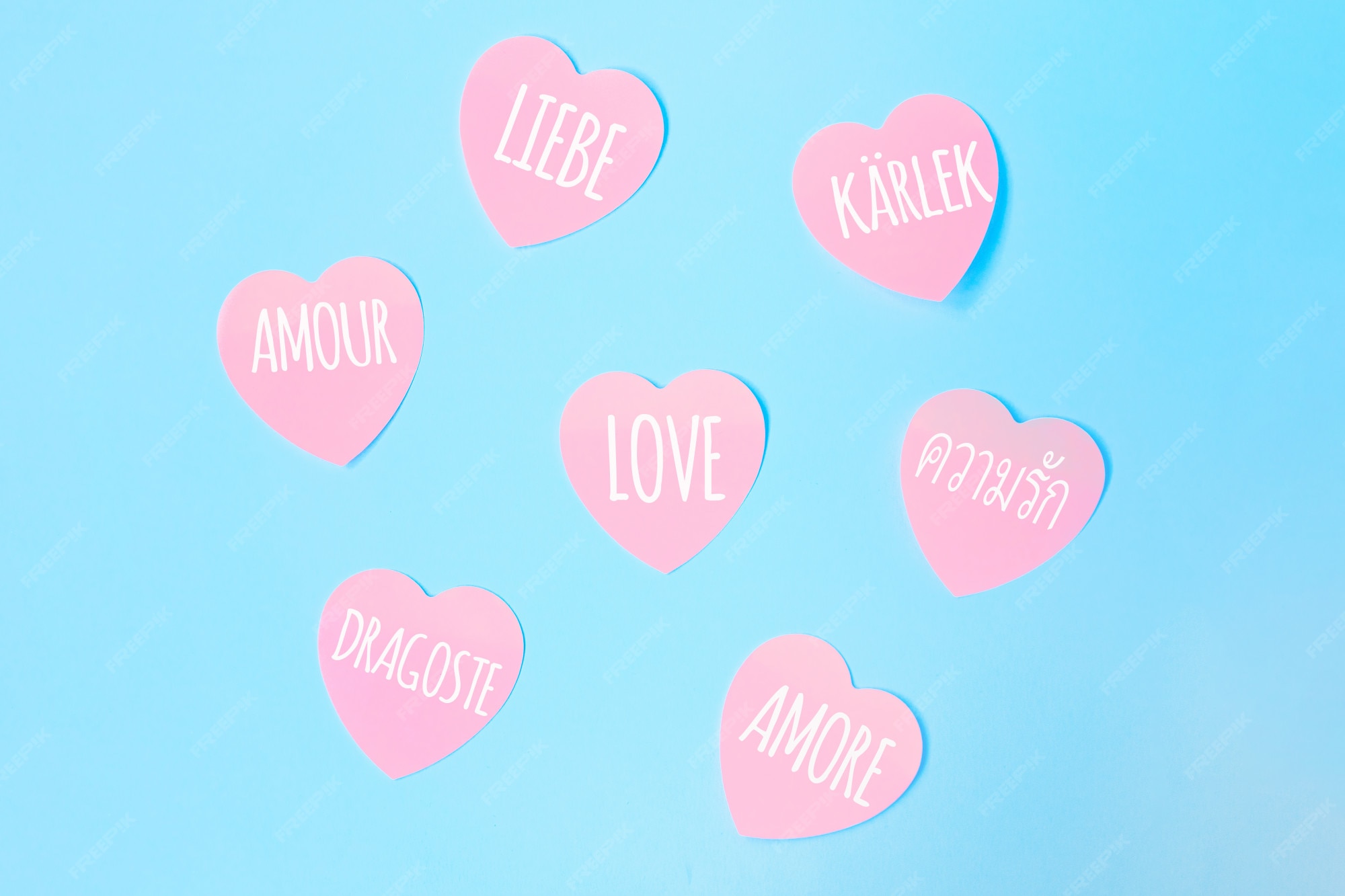 Quelques Notes Collantes Roses En Forme De Cœur Avec Le Mot Amour Ecrit Dans Differentes Langues Comme L Anglais L Espagnol L Italien Le Francais Le Neerlandais Sur Un Fond Bleu Saint Valentin Concept D Amour