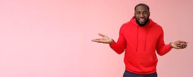 Photo gratuite qui se soucie de portrait indifférent froid insouciant beau mec afro-américain haussant les mains rais