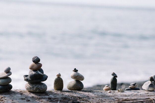Équilibrer les roches les unes sur les autres