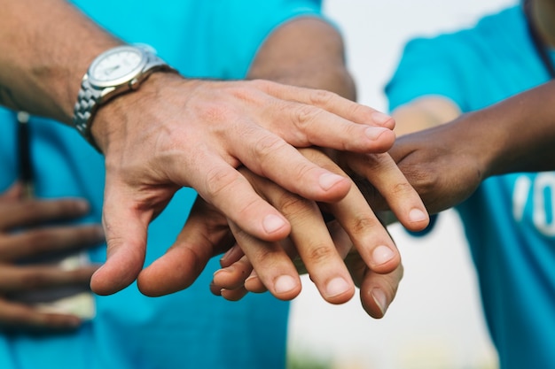 Équipe de bénévoles empilant les mains