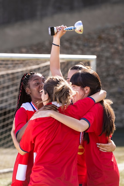 Équipe célébrant la victoire de la coupe d'argent