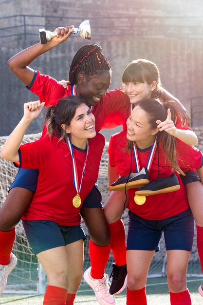 Équipe célébrant la victoire de la coupe d'argent