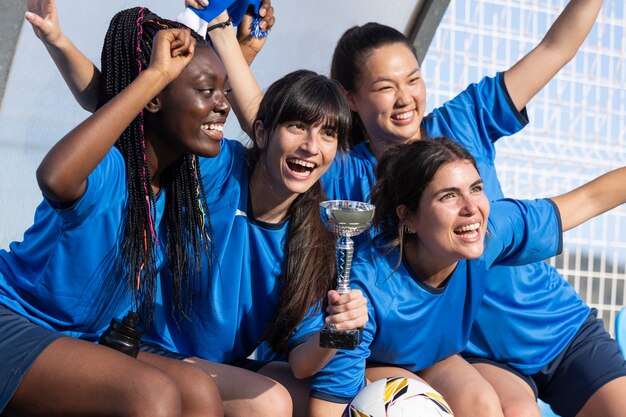 Équipe célébrant la victoire de la coupe d'argent