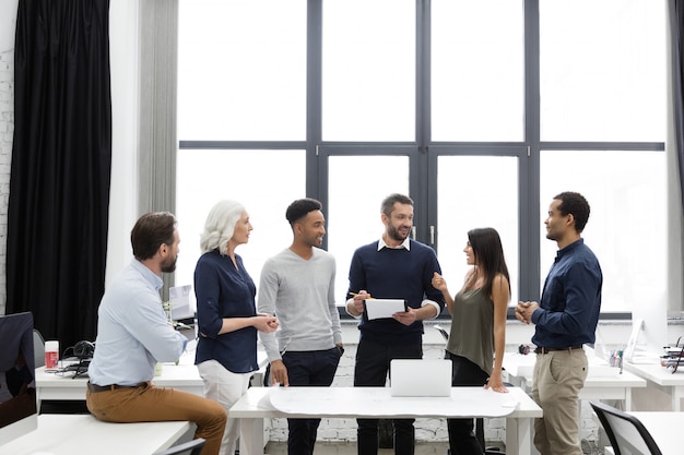 Équipe de chefs d'entreprise travaillant avec un nouveau projet de démarrage