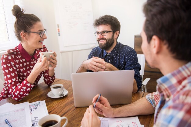 Équipe de collègues ayant une pause