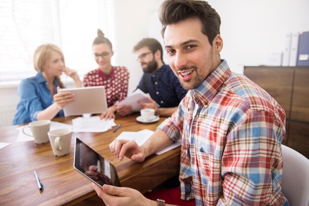 Équipe de collègues travaillant avec une tablette numérique