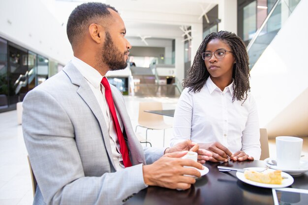 Équipe commerciale diversifiée ayant une pause-café