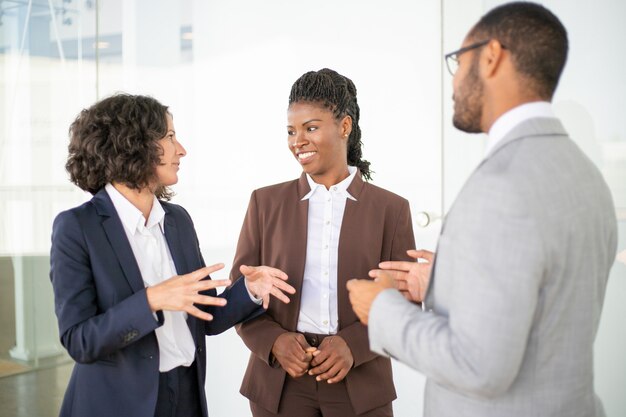 Équipe commerciale multiethnique discutant du projet