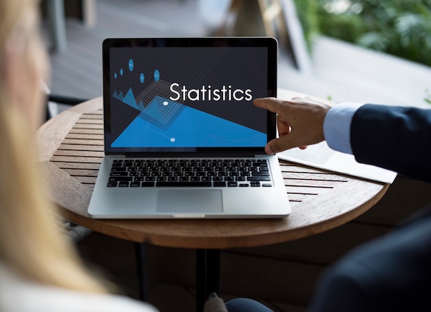 Équipe commerciale parle de statistiques