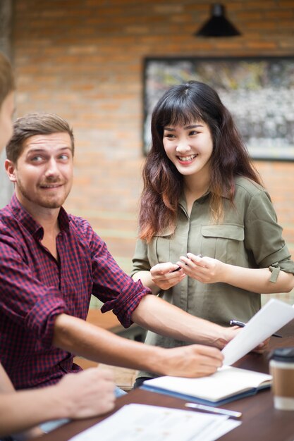 Équipe commerciale souriante travaillant dans le café