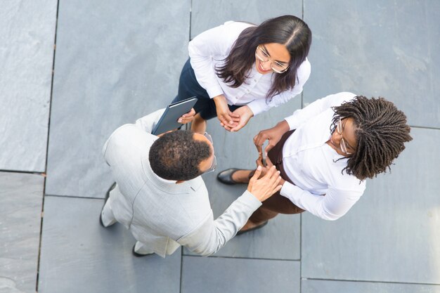 Équipe commerciale unie discutant de stratégie