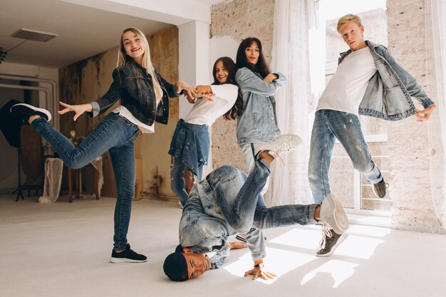 Équipe de danseurs en studio