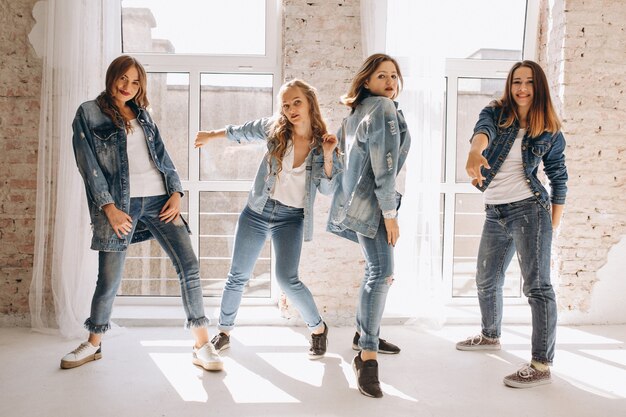 Équipe de danseurs en studio