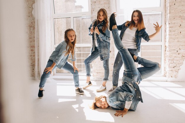 Équipe de danseurs en studio