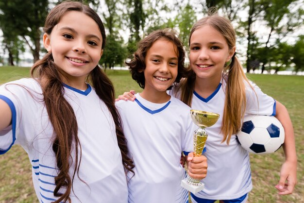 Équipe de football gagnante prenant un selfie