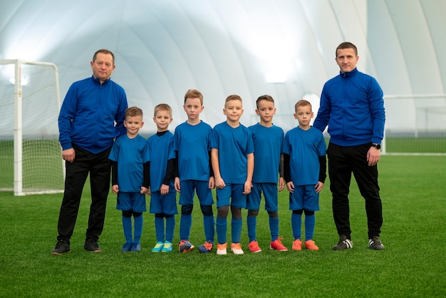 Équipe de football pour enfants à plein régime