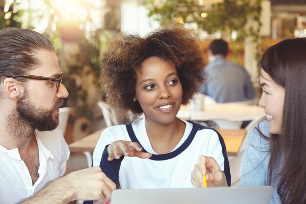 Équipe internationale. Groupe multiethnique de partenaires discutant des plans et de la stratégie de leur start-up.