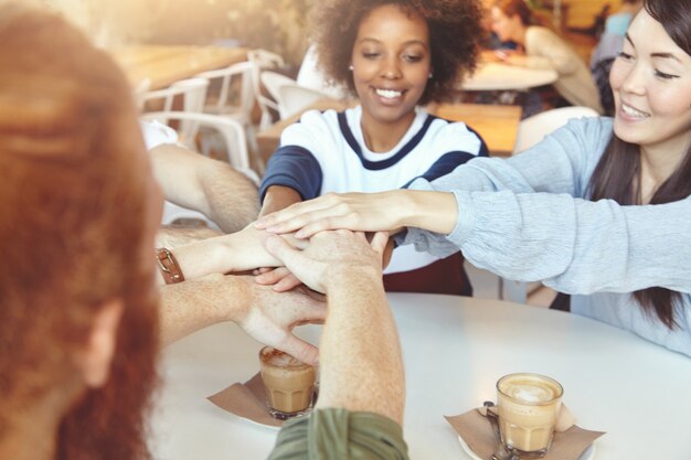 Équipe de jeunes collègues ayant une réunion au café