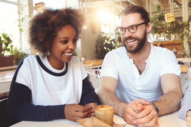 Équipe de jeunes collègues ayant une réunion au café