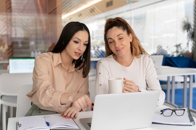 Équipe de jeunes entreprises travaillant ensemble au bureau