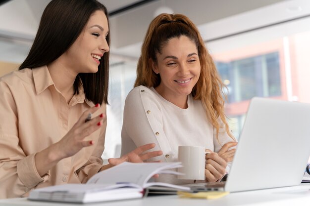 Équipe de jeunes entreprises travaillant ensemble au bureau