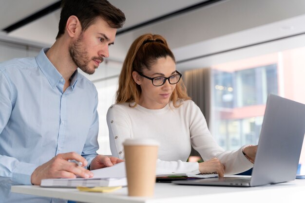 Équipe de jeunes entreprises travaillant ensemble au bureau