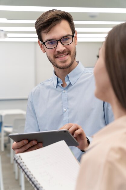 Équipe de jeunes entreprises travaillant ensemble au bureau