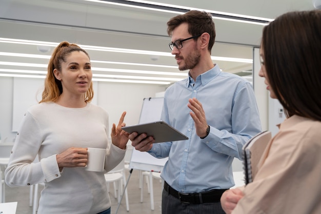 Équipe de jeunes entreprises travaillant ensemble au bureau