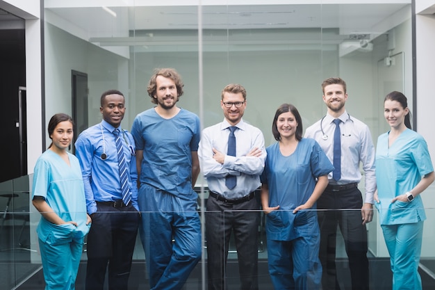 Équipe de médecins debout dans le couloir