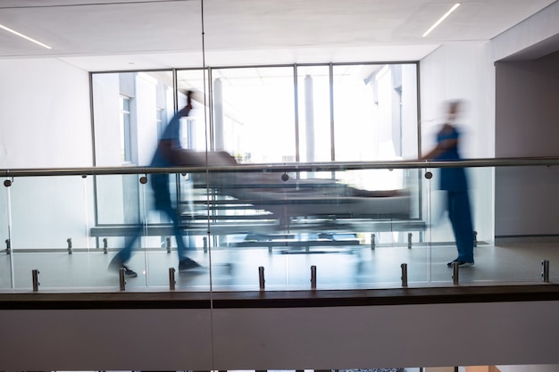 Équipe de médecins emmenant une femme enceinte au bloc opératoire