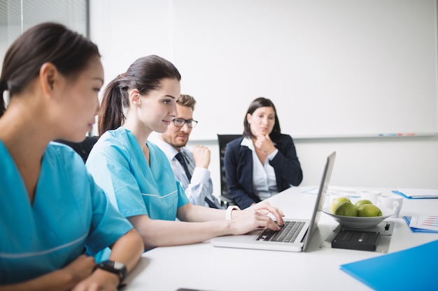 Équipe de médecins lors d'une réunion