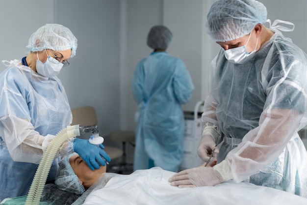 Équipe médicale avec le patient dans la salle d'opération