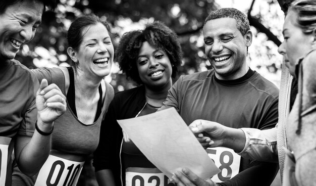 Équipe de personnes diverses prêtes pour une course