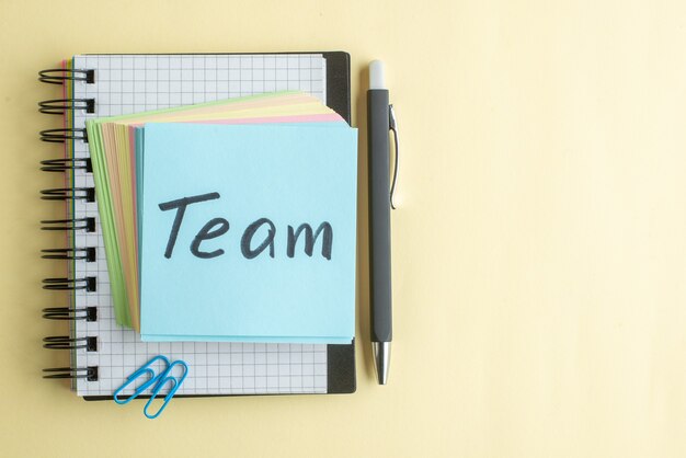 Équipe vue de dessus note écrite avec petit papier coloré notes sur fond clair école couleur bureau travail cahier emploi bloc-notes espace libre