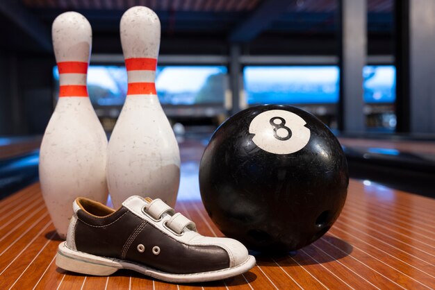 Équipement de bowling à l'intérieur nature morte