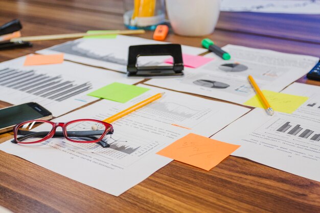 Équipement de bureau mis sur la table