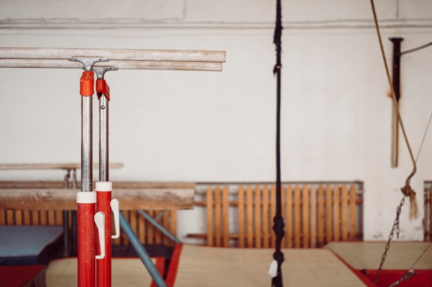 Équipement de gymnastique dans une salle spéciale